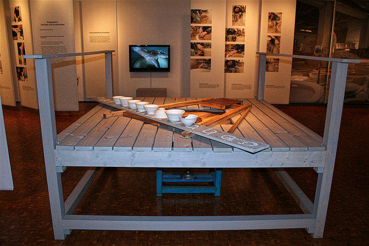 Aufbau einer Töpferscheibe aus Jingdezhen, um zu demonstrieren, wie bodennahes Töpfern funktioniert.