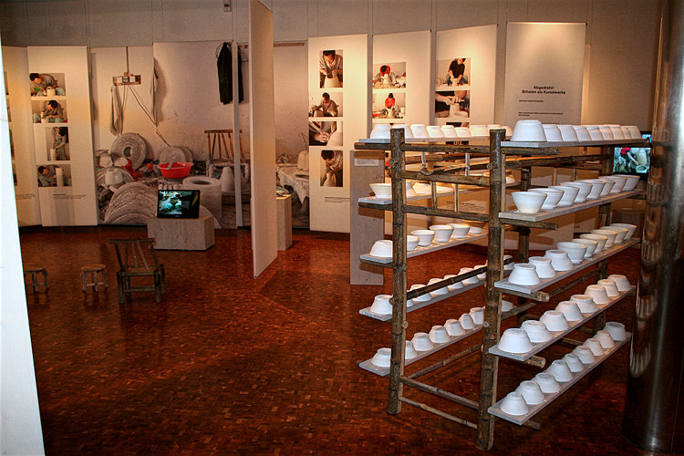 Ein tragbares Bambusregal für Porzellanschälchen aus Jingdezhen. Es ist hier vollständig bestückt.