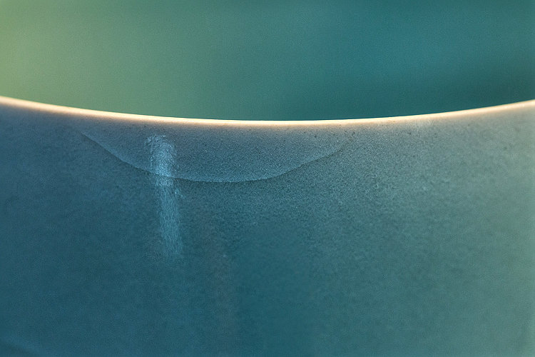 Detail einer Seladonschale, das die die Tiefe der Glasur und ihrer Grün– und Blautöne zeigt.