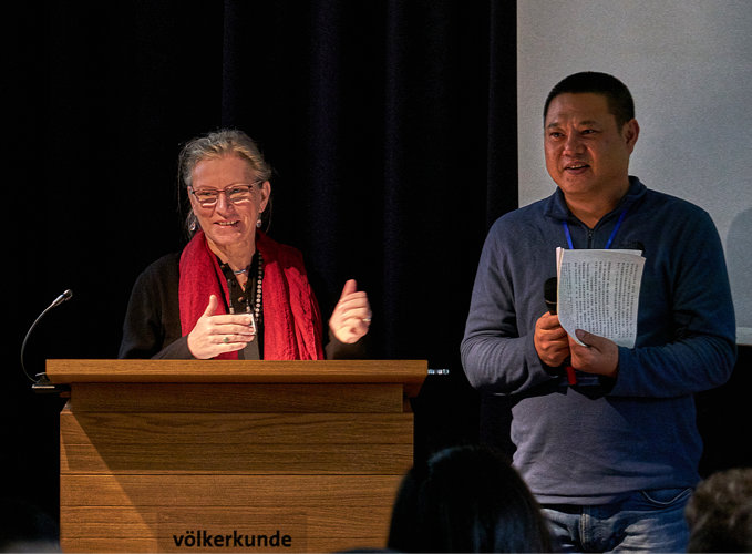 Seladonmeister Mao Weijie und Anette Mertens halten die Eröffnungsrede zur Vernissage.