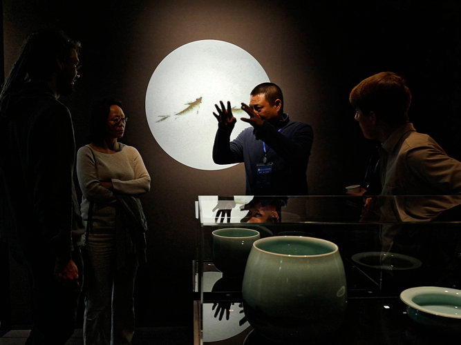 Der Seladonmeister Mao Weijie im Gespräch mit Besuchern.