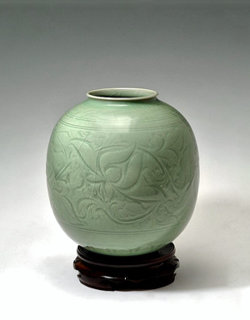 Seladonvase mit feinem Ritzdekor ornamentaler Pflanzen