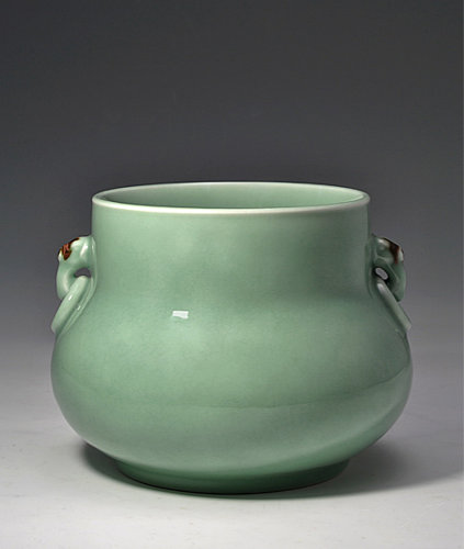 Grün glasiertes Seladon-Gefäß mit Elefantenkopf-Henkeln und Ringen.