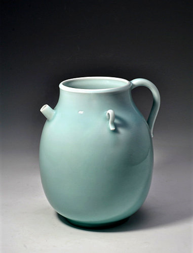 Zartblaue Seladon-Kanne mit winziger Tülle und Ösenhenkeln.