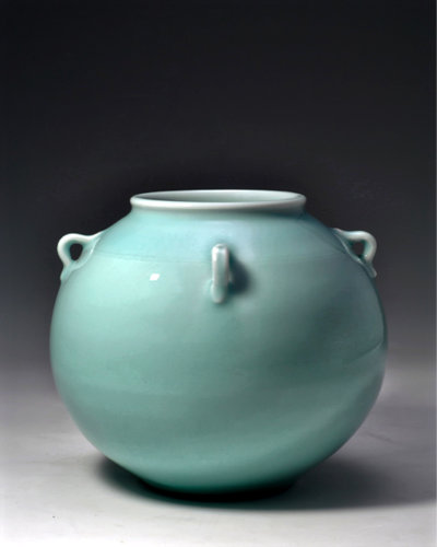 Zartblaues kugelförmiges Seladon-Gefäß mit vier Ösenhenkeln.