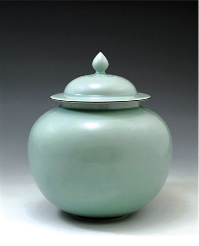 Tropfenförmiges Seladon-Gefäß mit Krakelee.