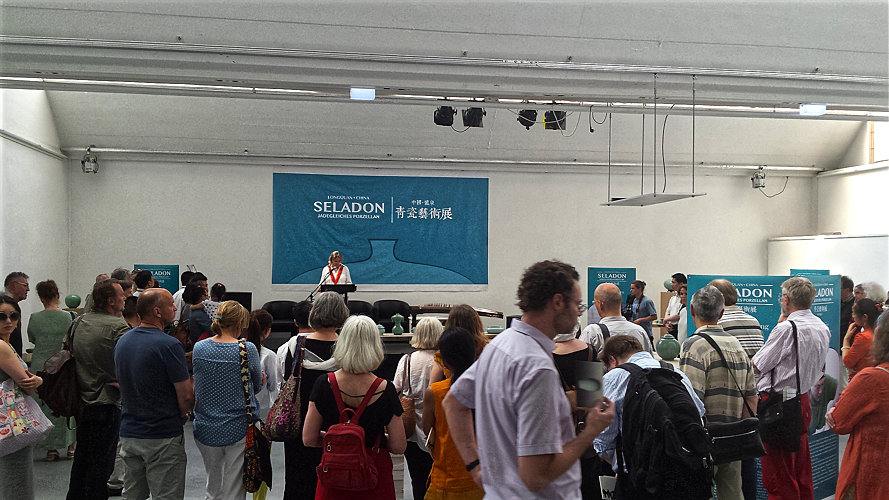 Anette Mertens spricht anlässlich der Vernissage der Ausstellung.