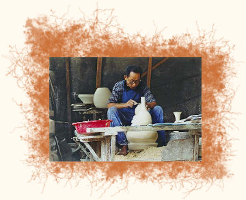 Töpfer in Jingdezhen beim Abdrehen eines Gefäßes