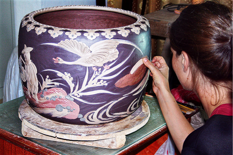 Dingshan: Aufbringen von Dekor auf ein großes Gefäß, in diesem Falle nicht von örtlichen Fachleuten, sondern von einer Reisenden aus der Schweiz.