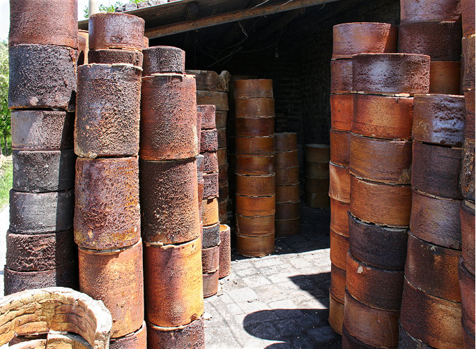 Gestapelte Brennkapseln an einem Rundofen in Xian.