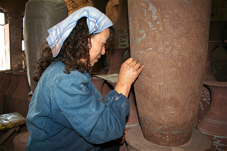 Schnitt– und Ritzdekor in Engobe