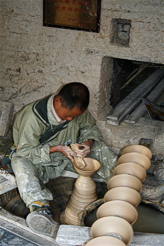 Dieser alte Dreher im Guyao Museum verrichtet diese Arbeit seit dem 17. Lebensjahr.