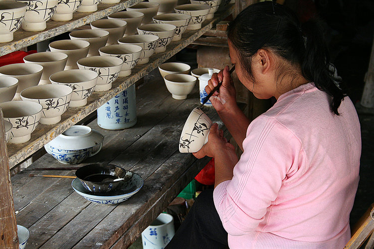 Kobaltblaumalerin im Guyao Museum in Jingdezhen.