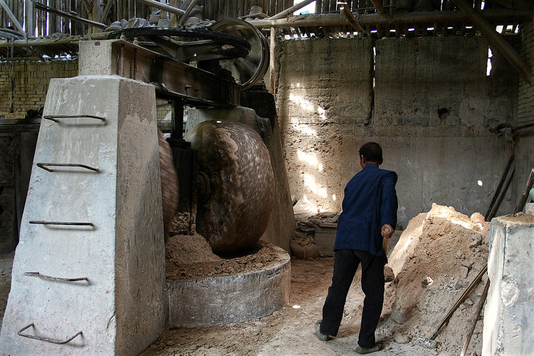 Tonaufbereitung in Longquan. Der Ton wird im Kollergang zermahlen.