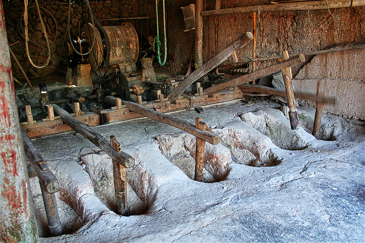 Tonaufbereitung: Der Ton wird in einem wasserbetriebenen Hammerwerk zerkleinert.