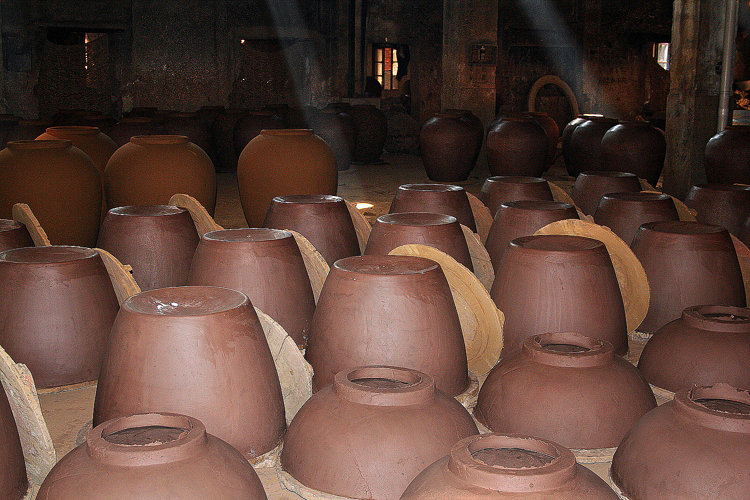 In dieser Halle in Dingshan trocknen große Gebrauchsgefäße (gang).