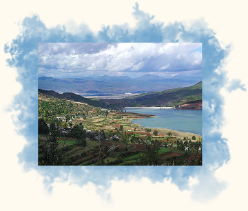 Ein Stausee in der malerischen Landschaft Yunnans