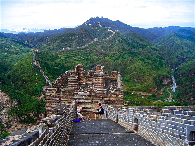 Die Große Mauer senkt sich steil in ein tiefes Tal hinab, steigt jenseits desselben wieder hoch hinauf und verläuft über den Grat einer erhabenen Hügelkette, die einen weiten Blick auf das gesamte Umfeld eröffnet.