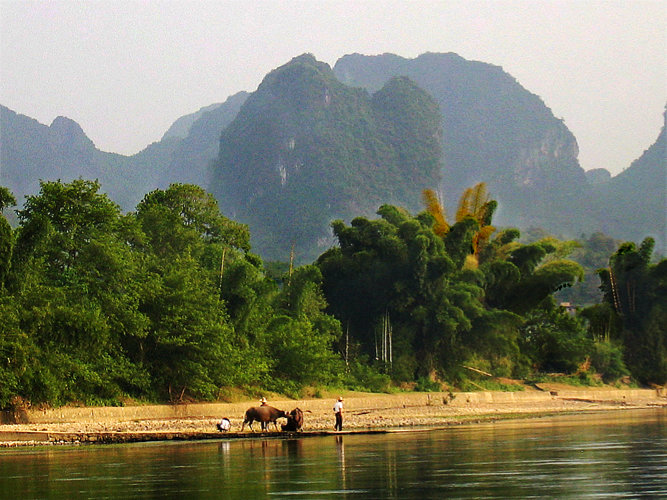 Die berühmten Karstformationen längs des Gui nahe Guilin in der Autonomen Region Guangxi.