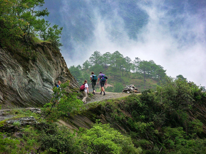 Einer von zwei Wanderpfaden in die Tigersprungschlucht nahe Lijiang in Yunnan.